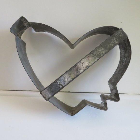 Heart with Arrow OXIDIZED Aged surface 7.5" tall CAKE CUTTER, CAKE PAN - Picture 1 of 6